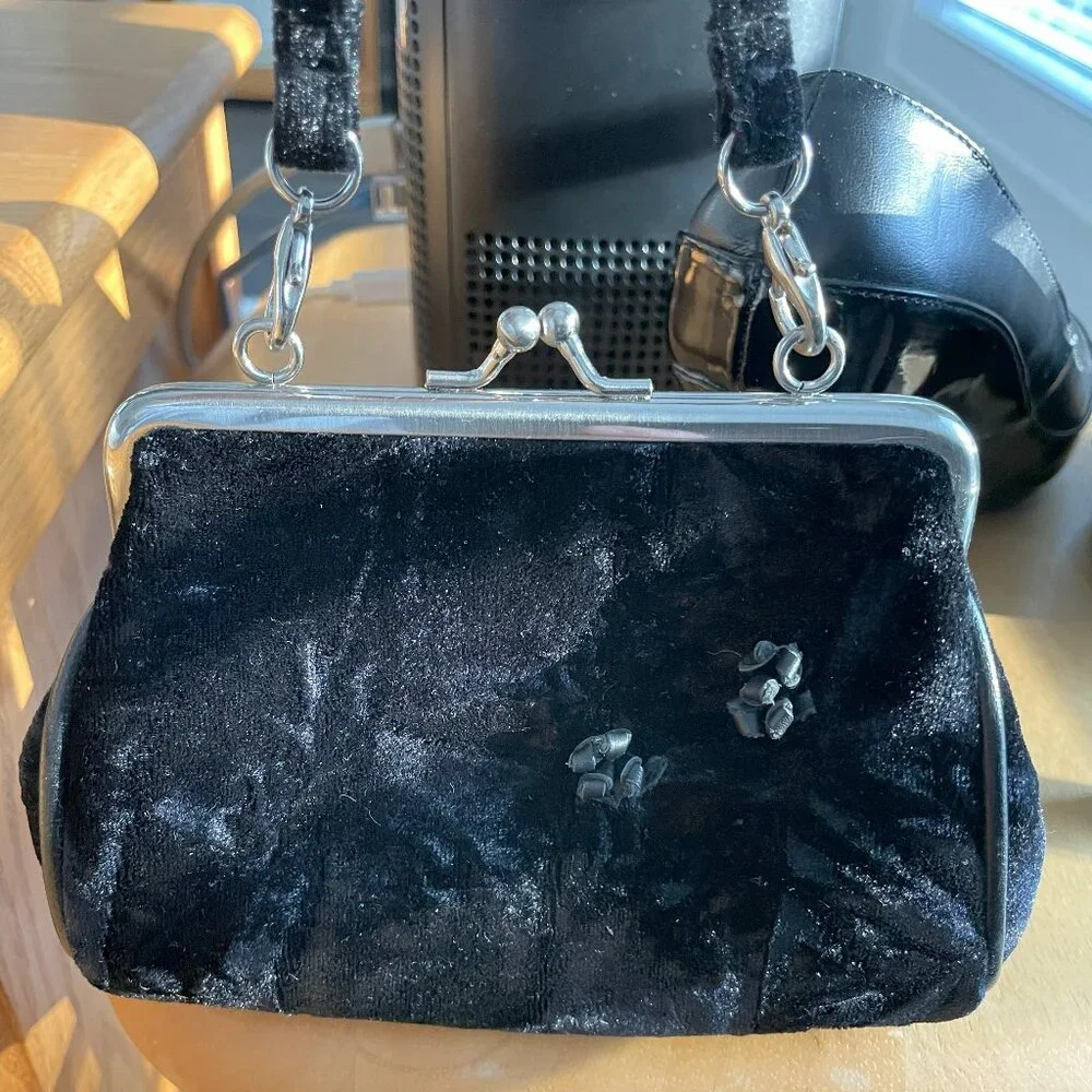Adorable black velvet purse clutch with detachable handle - Picture 2 of 5